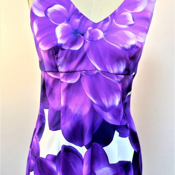 PURPLE FLORAL FITTED V-NECK DRESS - Picture 2 of 3